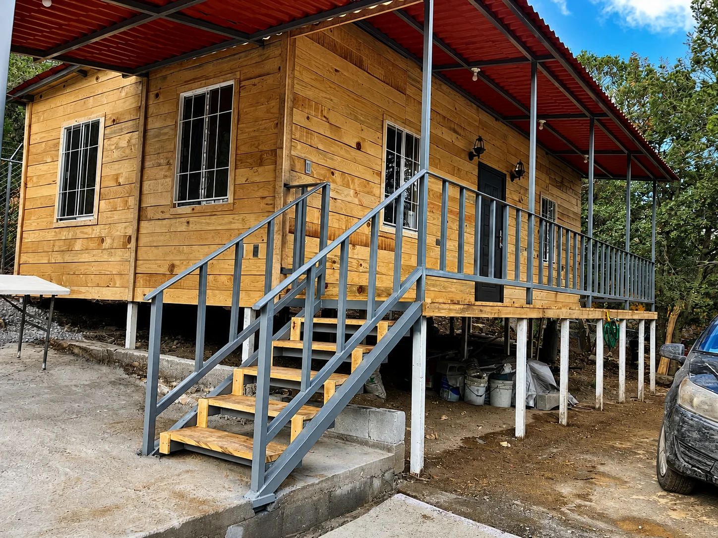 Cabaña de madera con estructura metálica — EMET
